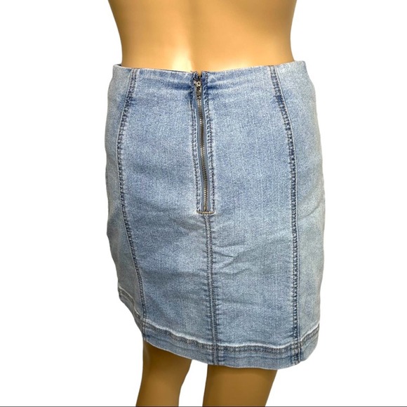 Wild Fable Light Wash Stretchy Denim Mini Skirt Size 0 - Picture 3 of 7